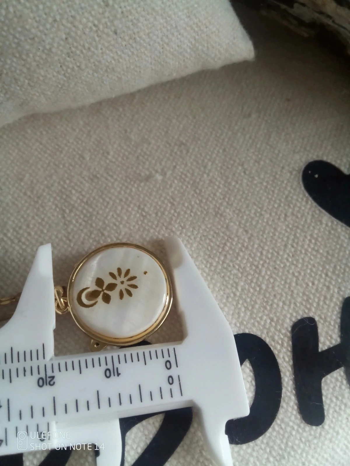 Collier abeille sur disque de nacre naturelle – photo 2
